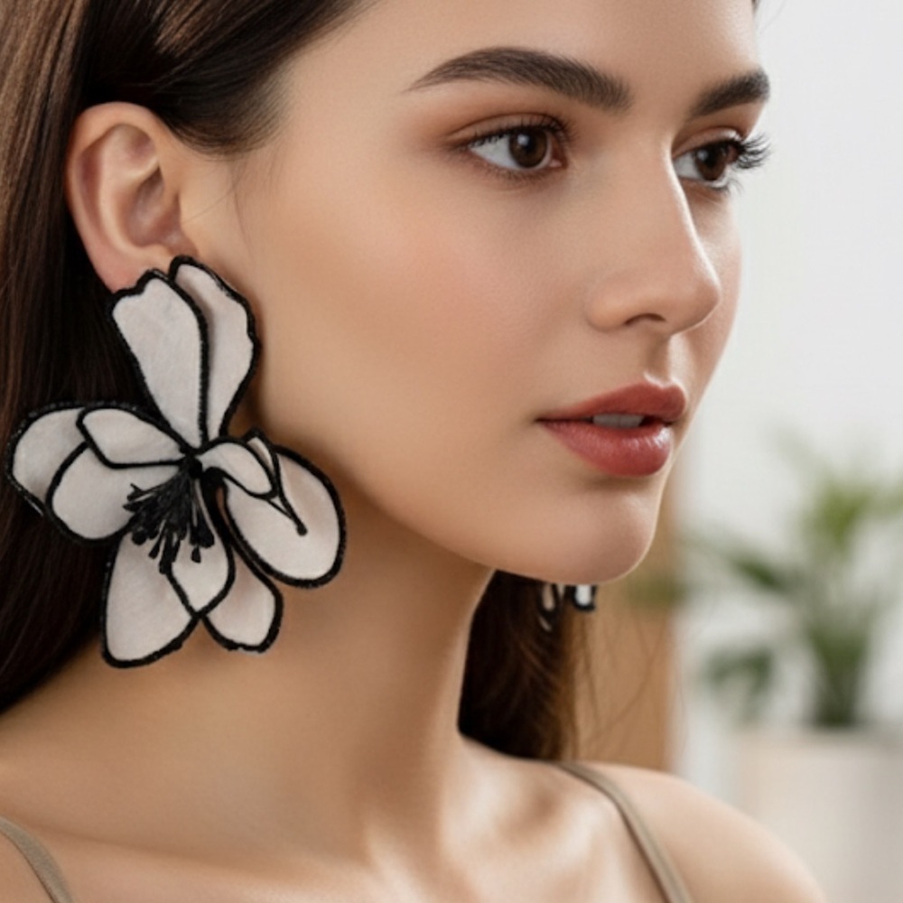 ✨NEW Elegant Black and White Floral Earrings - Picture 4 of 9